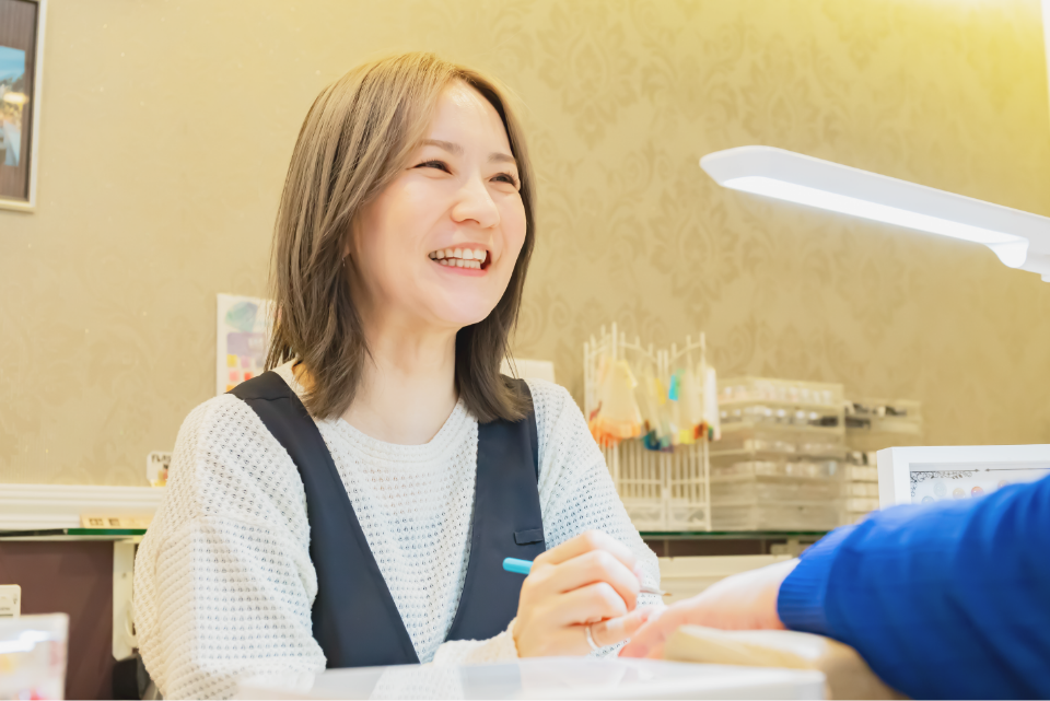 ハンドネイル施術中の様子
