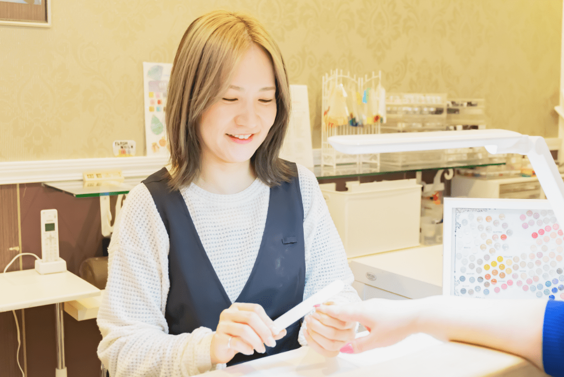 ハンドケア施術中の店長・文山