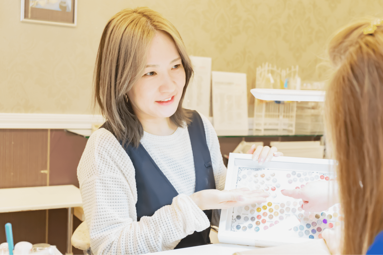 お客様のカウンセリングを行う店長・文山